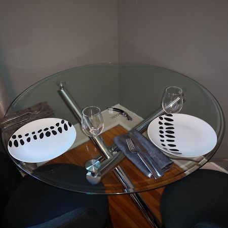 Room With King Bed In Shared 3 Bedroom Downtown Montréal Buitenkant foto