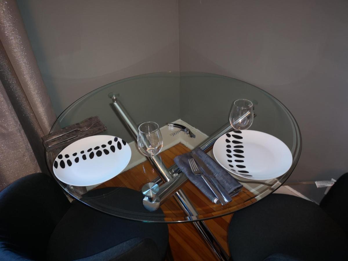 Room With King Bed In Shared 3 Bedroom Downtown Montréal Buitenkant foto